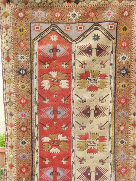 tapis turc (1,97 m x 1,15 m) fait main , trame laine et velours laine .Région de fabrication : Mylas. Etat correct. 380 euros