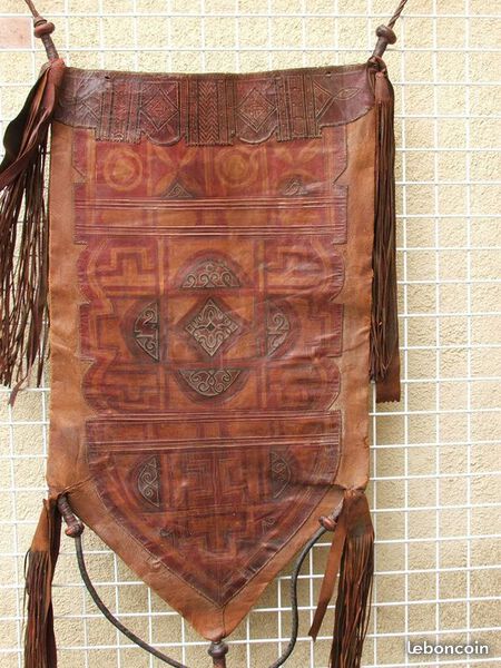 Travail en cuir décoré appelé Tassoufra (art saharien des années 30) C'était avant tout un sac utilitaire utilisé par les nomades (beidanes, peuhl ou touaregs),servant à transporter les bagages (vêtements, couverture etc)   (0,70 m x 1,20 m)           220 